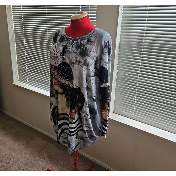 Queen G. Botique Black and White Graphic Oversized Tunic - Picture 2 of 13